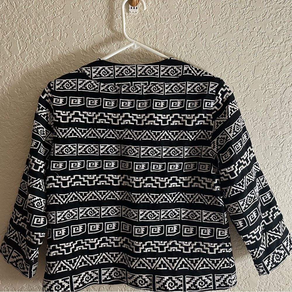 Chico's Geometric Black & White Aztec Embroidered Tribal Jacket Size Size 1 Med - Picture 6 of 10